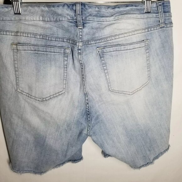Torrid Shorts Acid Blue Bermuda Distressed Women's Size 18 Waist 40 x Inseam 7 - Picture 2 of 3